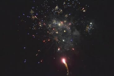 Se lanzaron fuegos artificiales en el momento que la charanga entraba a la discoteca