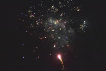 Se lanzaron fuegos artificiales en el momento que la charanga entraba a la discoteca
