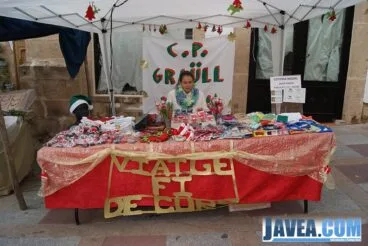 Stand del colegio público Graüll en la feria de Navidad de Jávea