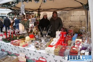 Stand de cestería roig en la feria de Navidad de Jávea.