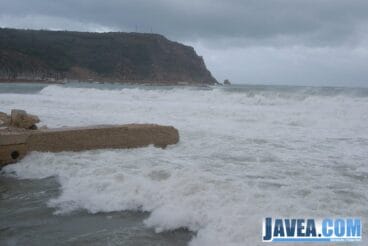 Temporal marítimo en la playa del montañar de Jávea.