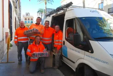 Un grupo de trabajadores de Amjasa ha repartido los víveres a los bancos de alimento de Cáritas y Cruz Roja en Jávea
