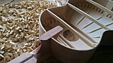 Uno de los procesos de creación de una guitarra Bros