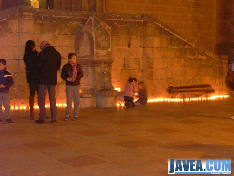 Vecinos de Jávea colocando velas en la Plaza de la Iglesia