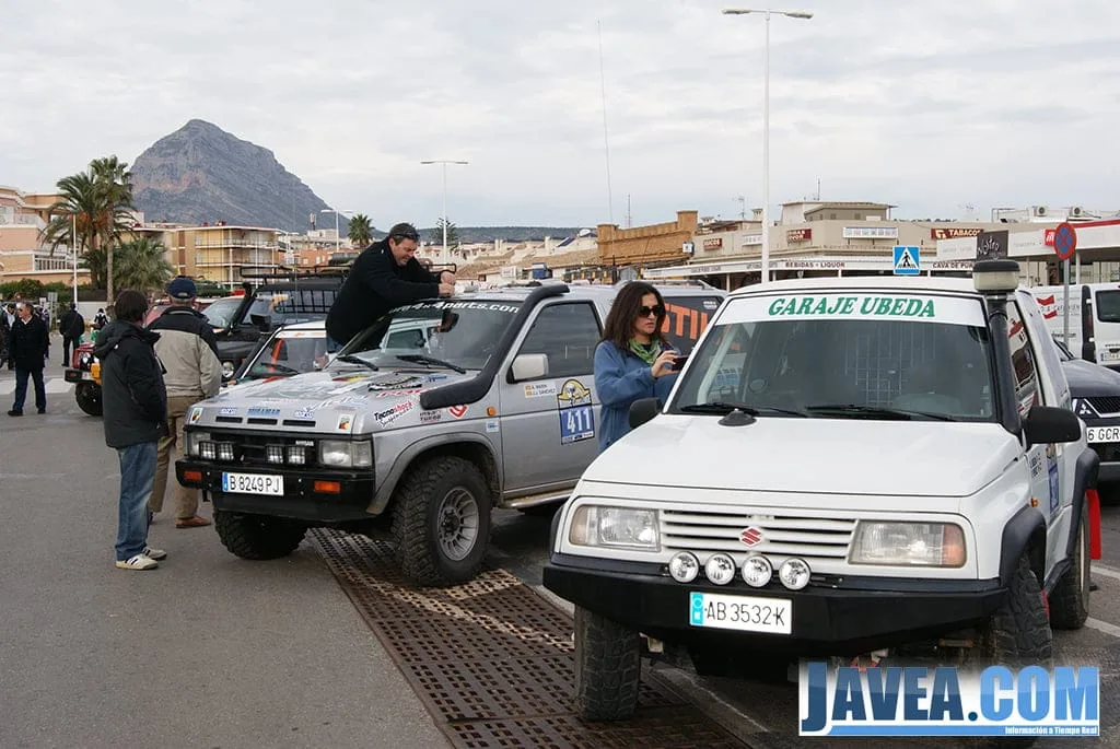 Vecinos y curiosos se acercaron a la zona de salida para ver los coches participantes