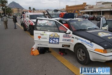 Coches ultimando detalles antes de la salida del rally Maroc Challenge