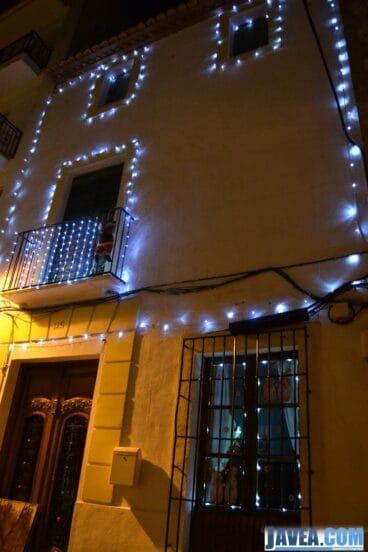 fachada del centro histórico de Jávea con decoración navideña