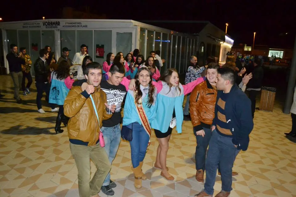 Ángela Devesa con miembros de la quintà 2013 esperando para entrar con la charanga