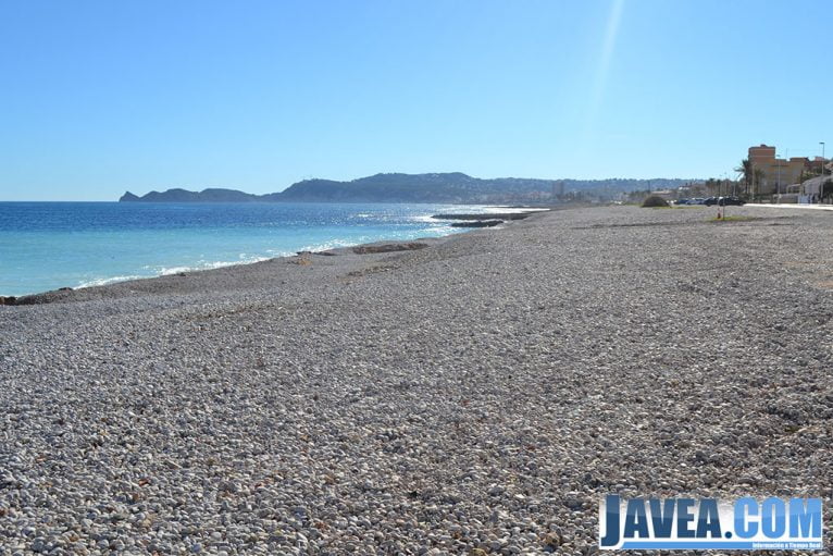A lo largo de la Playa del Primer Muntanyar o Playa del Benissero se situan los chiringuitos de verano de Jávea