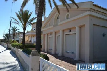 A lo largo de la playa del primer muntanyar o playa del Benissero de Jávea hay numerosas casas y villas que se alquilan para los meses de verano
