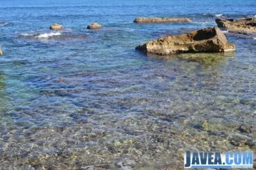 Aguas cristalinas en la Cala del Ministro de Jávea