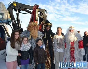 Algunos niños y niñas de Jávea tuvieron la suerte de ir en el barco con sus majestades
