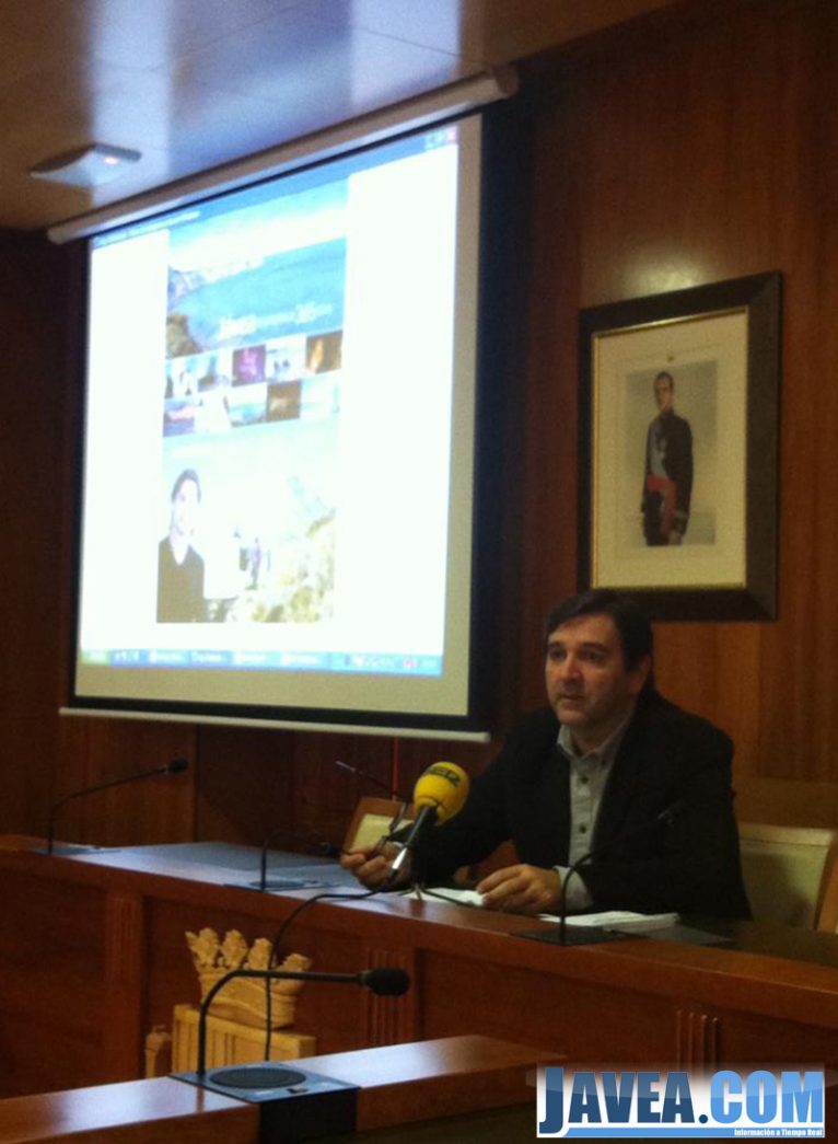 Antonio Miragall edil de turismo presentando la campaña de 2014