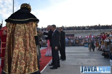 Autoridades de Jávea fueron a recibir a sus majestades mientras miles de personas les esperaban en el puerto de Jávea