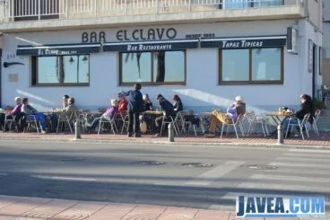 Bar El Clavo en Jávea se encuentra a primera línea de la Playa La Grava