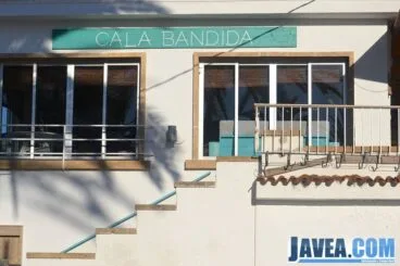 Bar Restaurante Cala Bandida en Jávea se encuentra pegado a la Playa La Grava