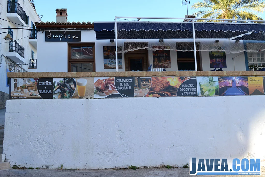Bar Restaurante Duplex en Jávea está situado a segunda línea de la Playa La Grava