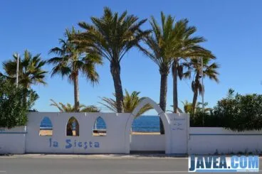 Bar Restaurante La Siesta a pocos metros del mar en la Playa del Primer Muntanyar o Playa del Benissero en Jávea