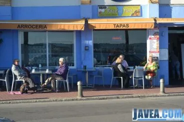 Bar Restaurante Racò del Port se encuentra a primera línea de la Playa La Grava