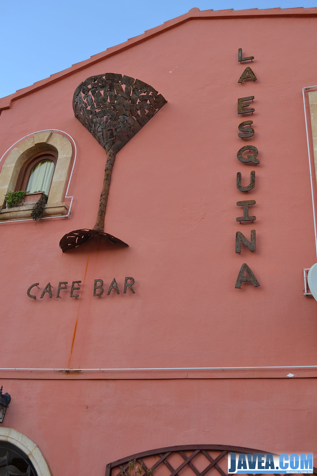 Café Bar La Esquina en el Puerto de Jávea a primera línea del mar