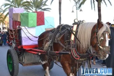 Carro con regalos para los niños y niñas de Jávea