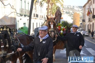Cuatro caballos tiraban de un carro con la imagen de San Antonio