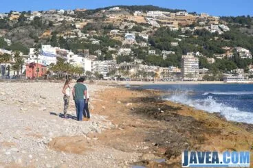Desde el comienzo de la playa del primer muntanyar o playa del benissero se ve el puerto de Jávea