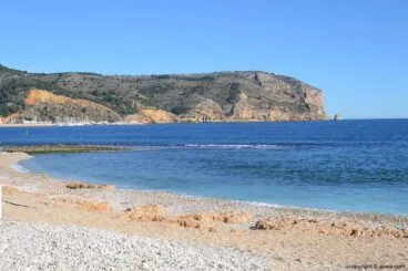 El Cabo de San Antonio se divisa a lo largo de toda la Playa del Primer Muntanyar o Playa del Benissero de Jávea