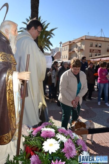El Paseo Marítimo de Jávea fue el lugar elegido para llevar a cabo la bendición de los animales el día de San Antonio