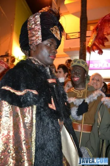 El Rey Baltasar después de bajar de su carroza en Jávea