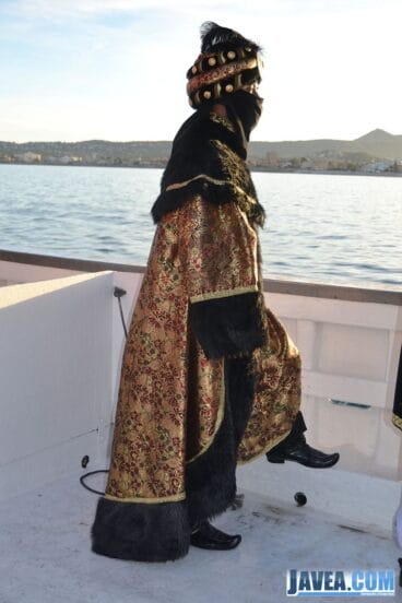 El Rey Baltasar en el barco llegando al puerto de Jávea