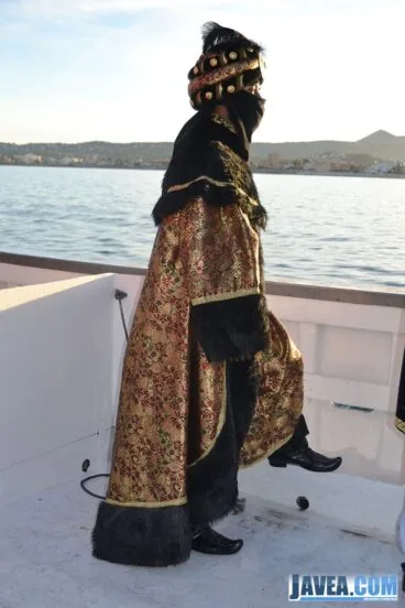 El Rey Baltasar en el barco llegando al puerto de Jávea