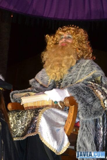 El Rey Gaspar en su carroza en la Cabalgata de los Tres Reyes Magos de Jávea