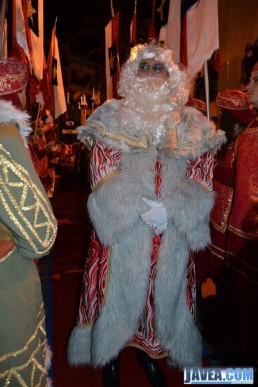 El Rey Melchor de camino al escenario después de la cabalgata de Jávea