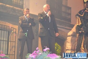El concejal de fiestas Juan Ortolá dedicando unas palabras a los Reyes Magos de Oriente