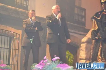 El concejal de fiestas Juan Ortolá dedicando unas palabras a los Reyes Magos de Oriente