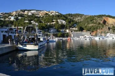 El puerto de Jávea donde se encuentran las barcas de los pescadores se encuentra a escasos metros de la Playa La Grava