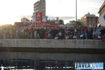 El puerto de Jávea estaba abarrotado de gente esperando la llegada de los Tres Reyes Magos de Oriente
