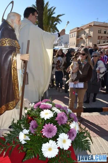 El párroco de la Iglesia Virgen del Loreto dio la bendición a las mascotas de los vecinos y vecinas de Jávea