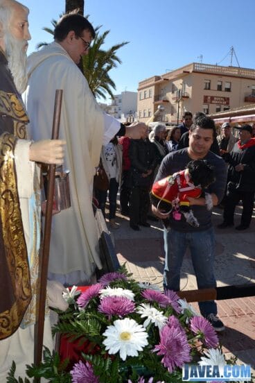 El párroco de la Iglesia Virgen del Loreto llevó a cabo la bendición de los animales en el Paseo Marítimo de Jávea