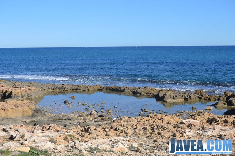 En el Primer Muntanyar o Playa del Benisser de Jávea se forman piscinas del agua del mar