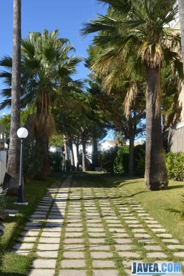 Entrada de la Urbanización La Mezquida en Jávea en la playa del primer muntanyar o playa del benissero