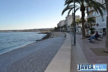 Final de la Playa La Grava con el Paseo Marina Española de Jávea