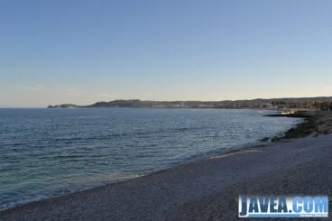 Final de la Playa La Grava desde donde se observa la bahía de Jávea