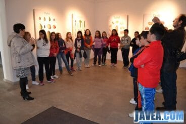 Inmaculada Cerdà ha guiado a los alumnos  por la exposición