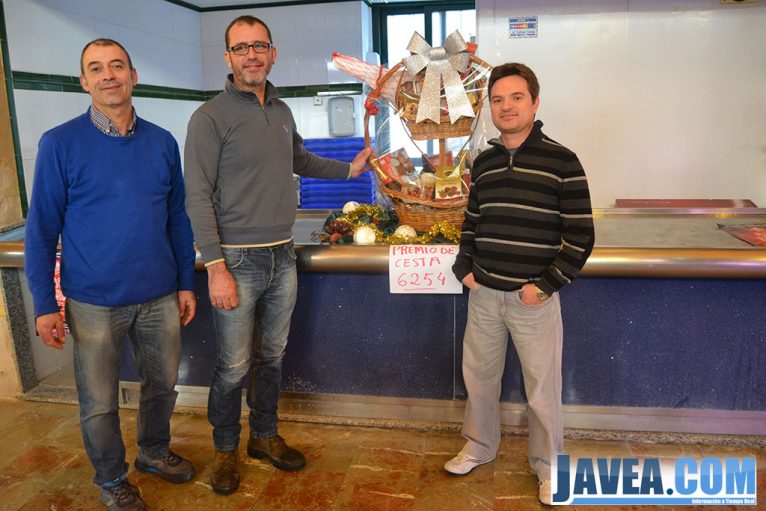 Josep Bou ha sido el afortunado que se ha llevado la cesta que sorteaba el Mercado Municipal