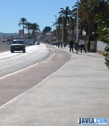 La Avenida Mediterráneo de Jávea que recorre la playa del primer muntanyar o playa del benissero es muy concurrida por gente andando o practicando deporte