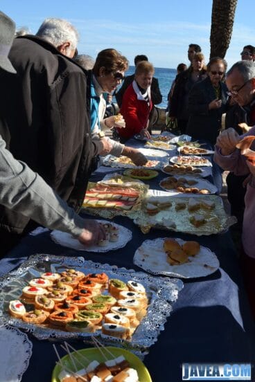 La Penya La Burrera preparó un aperitivo para los vecinos y vecinas del puerto de Jávea después de la bendición de los animales