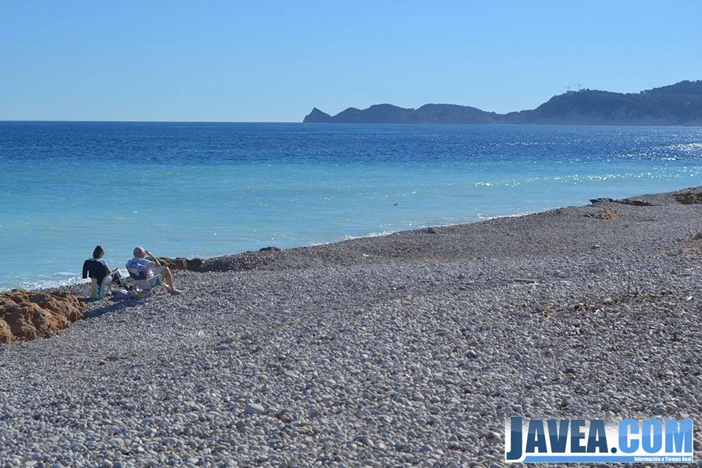 La Playa del Primer Muntanyar o Playa del Benissero de Jávea empieza siendo de piedras