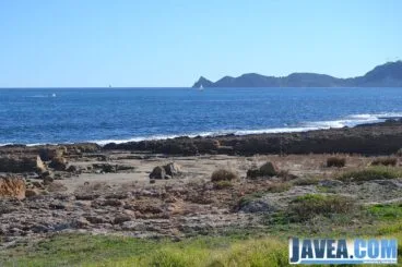 La Playa del Primer Muntanyar o Playa del Benissero es mitad de piedra tosca y mitad de piedras